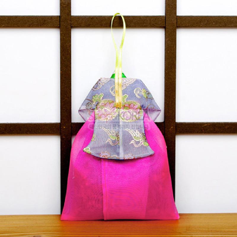 분홍색 비단 치마와 은은한 보라색 당의 상의가 어우러진 한복 형태의 벽걸이 향주머니, 금사로 수놓은 꽃넝쿨 문양 장식.