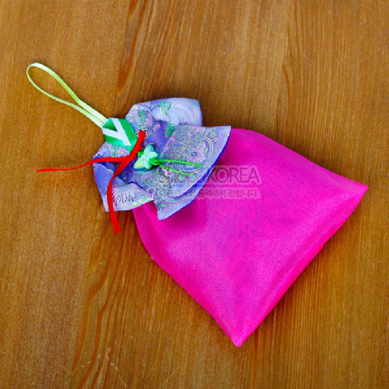 분홍 비단 치마와 보라색 당의 깃을 형상화한 향주머니, 매화문양 금박과 전통 매듭장식이 돋보이는 벽걸이 형식의 공예품.