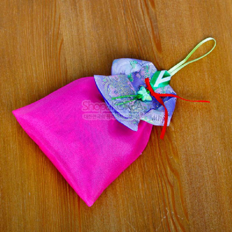 분홍색 비단 주머니와 보라색 당의 모양 상단에 전통 문양이 수놓인 향 주머니, 오색 끈 매듭 장식.