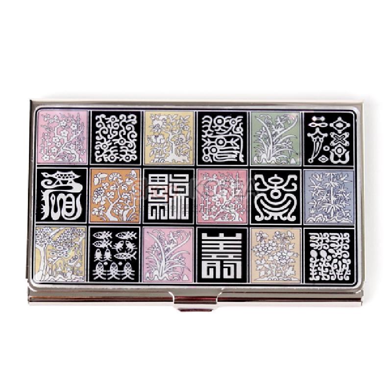 금속 재질 위에 분홍·노랑·초록·파랑 등 채색 바탕과 백색 전서체 문양, 화조·길상무늬 상감으로 장식된 명함집.