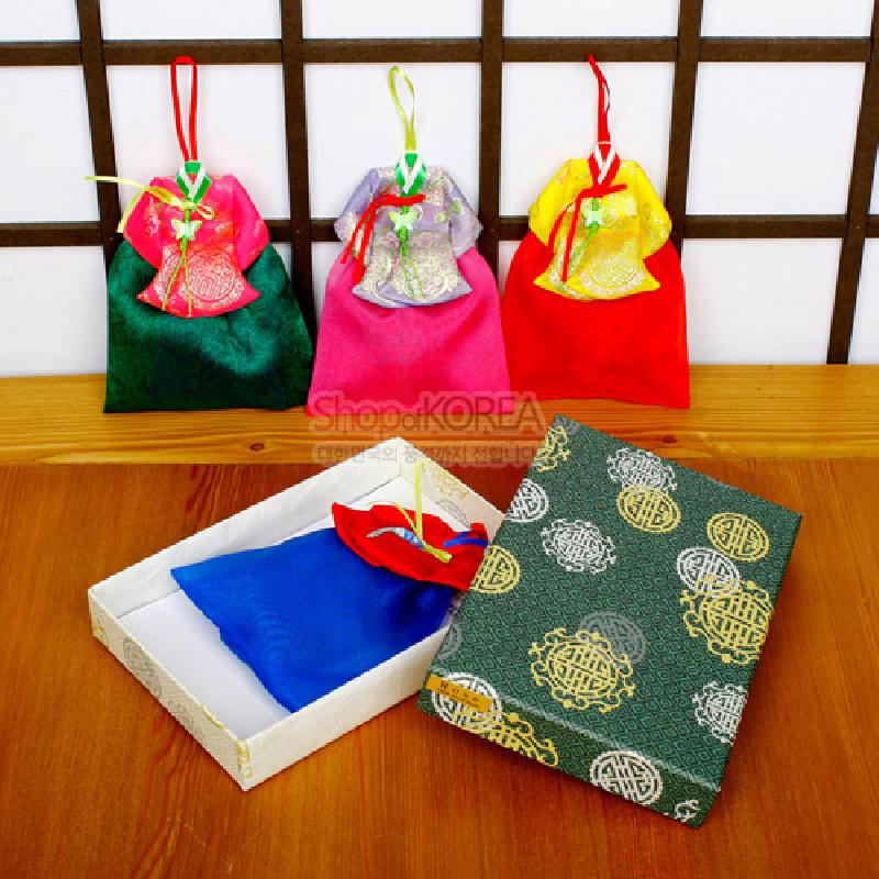 비단 소재로 제작된 한복 당의 모양의 전통 향주머니, 화려한 색상 대비와 금색 문양 장식이 특징인 섬세한 매듭 장식 소품.