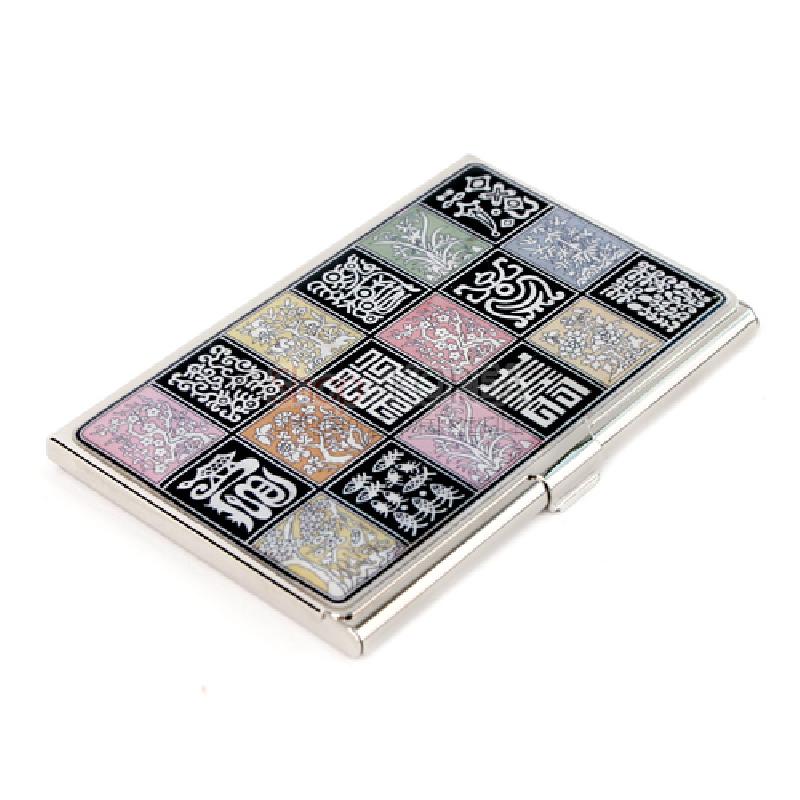 은색 금속 케이스 위 다채로운 채색 바탕에 전서체 글자와 전통 문양을 사각 그리드로 장식한 명함집.