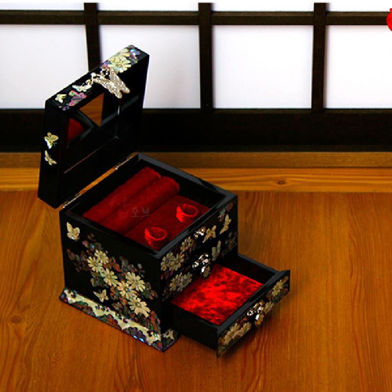 흑색 옻칠 바탕에 자개 국화와 나비 문양을 상감한 2단 서랍형 장신구함, 내부 붉은 벨벳 장식과 거울이 있는 디자인.