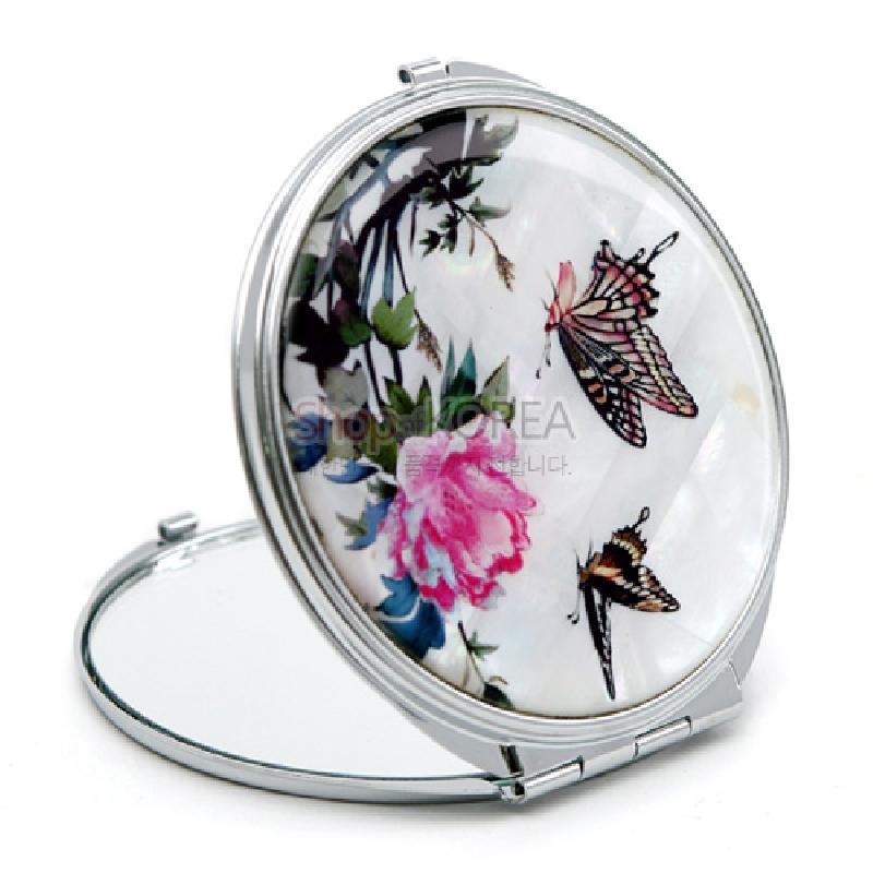 은은한 흰 자개 바탕 위에 분홍 꽃과 나비 문양이 채색된 금속 테두리 접이식 손거울.