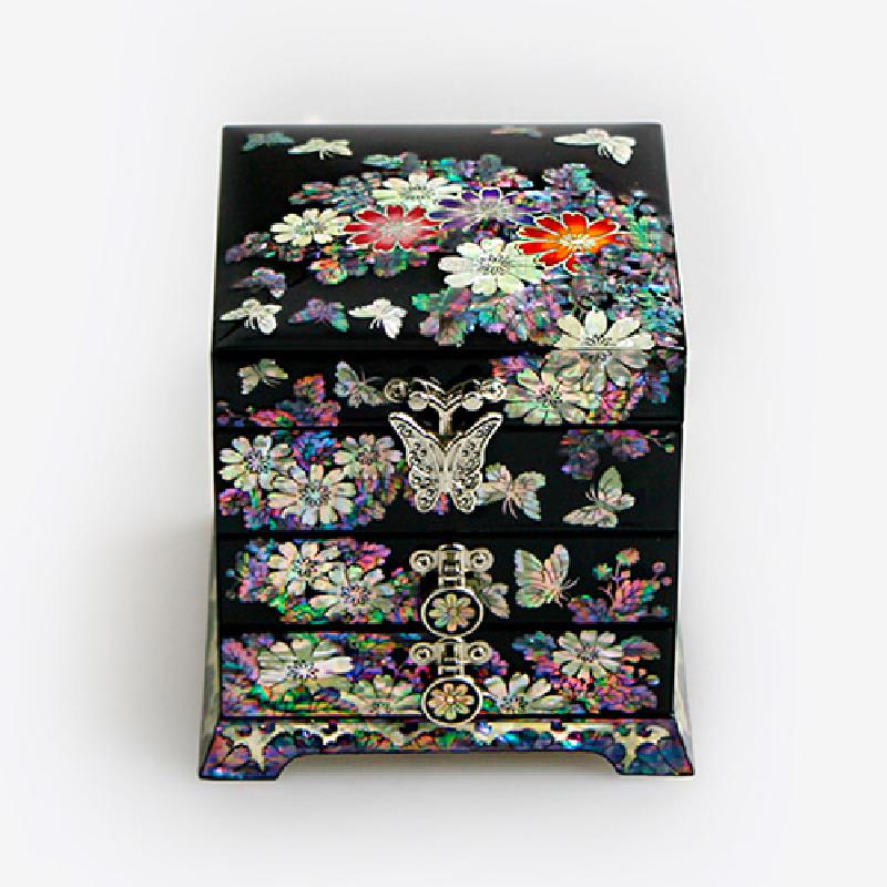흑색 옻칠 바탕에 자개 상감으로 국화와 나비 문양을 정교하게 장식한 2단 서랍형 보석함.