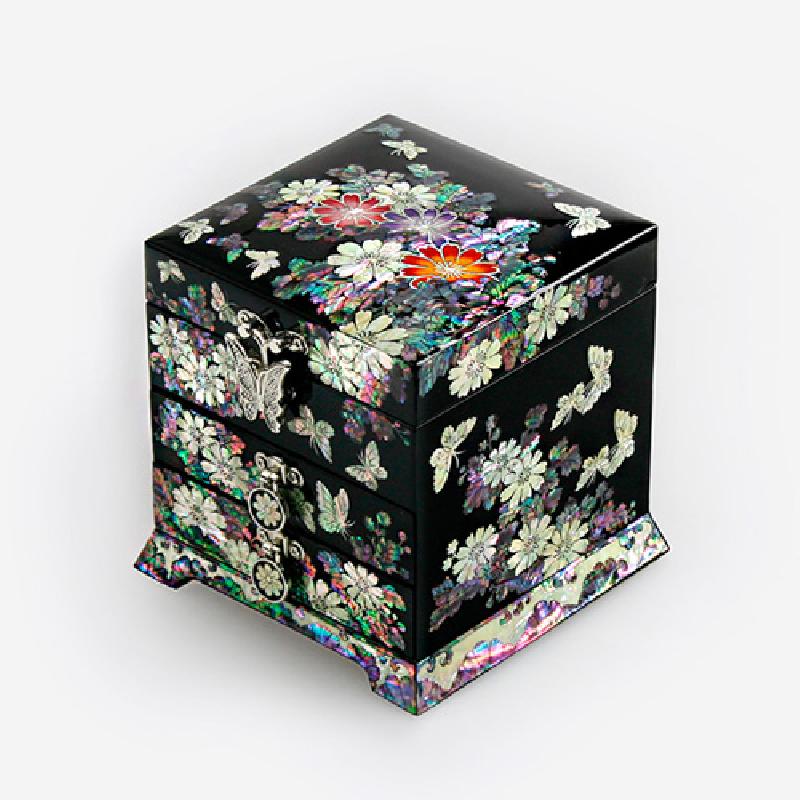 흑색 옻칠 바탕에 자개 상감으로 국화와 나비 문양을 표현한 2단 서랍함.