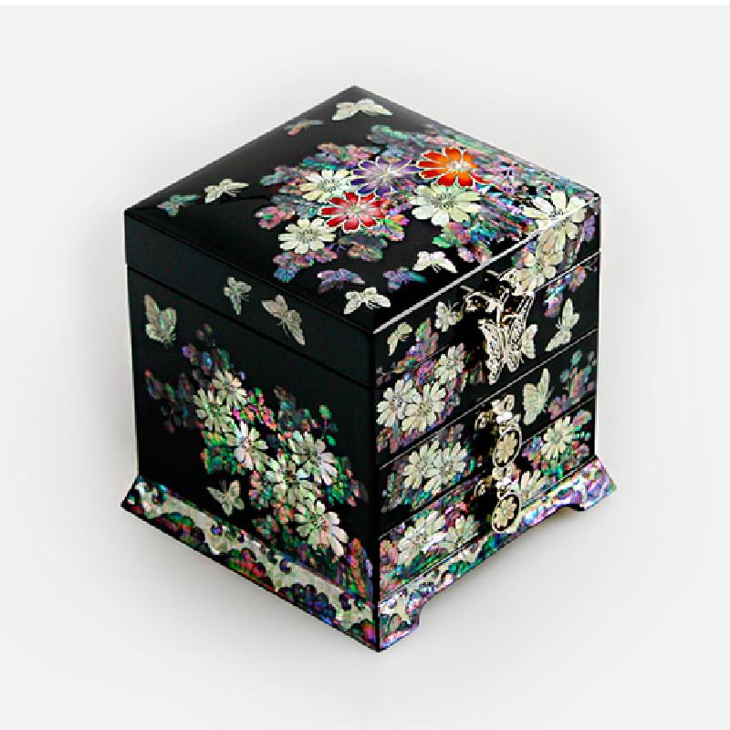 흑색 옻칠 바탕에 자개 상감 기법으로 국화와 나비 문양을 섬세하게 장식한 2단 서랍형 보석함.
