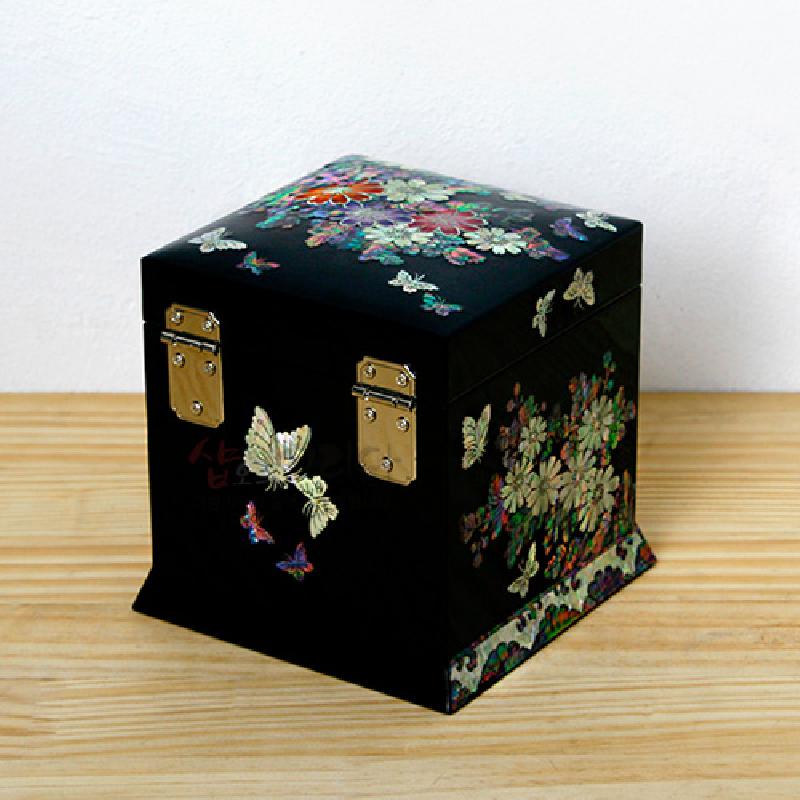 흑색 옻칠 표면에 자개 상감으로 국화와 나비 문양을 장식하고 금속 경첩이 부착된 2단 서랍함.