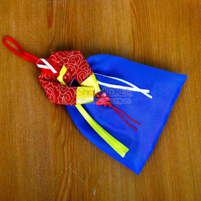 청색 비단 주머니에 붉은 꽃문양 비단 깃과 노랑·흰색 리본, 매듭 장식이 조화된 한복 형식의 전통 향주머니.