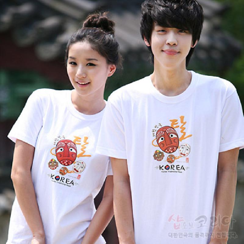하회탈 등 전통 가면 일러스트와 한글 캘리그래피가 포인트인 화이트 면 반소매 티셔츠. 하회탈 등 전통 가면 일러스트와 한글 캘리그래피가 포인트인 화이트 면 반소매 티셔츠.