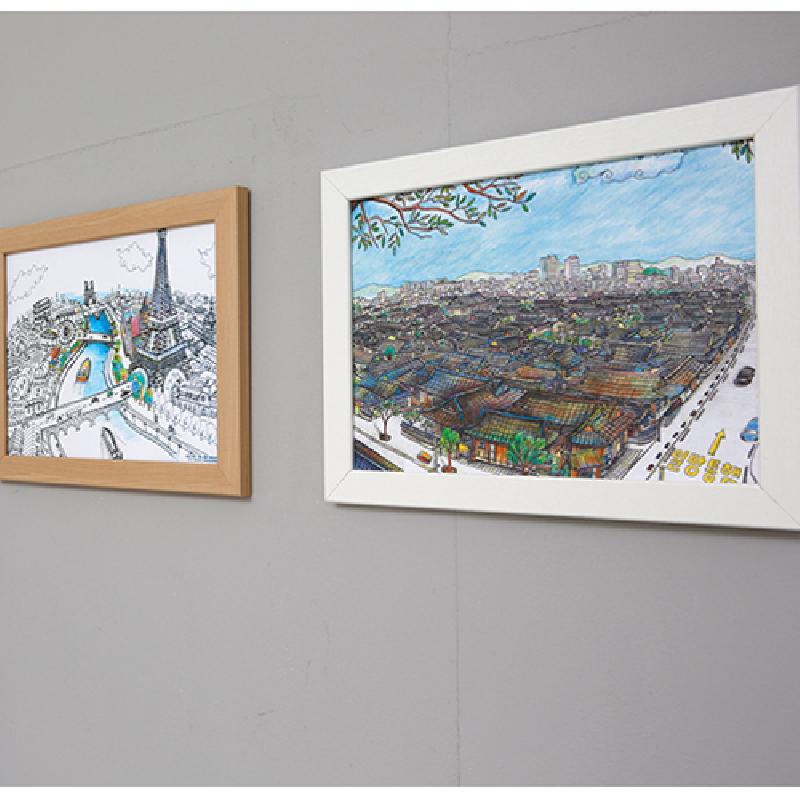 도시 전경과 한옥마을을 선으로 표현하고 부분적으로 색연필 채색이 더해진 컬러링페이퍼 일러스트 작품. 도시 전경과 한옥마을을 선으로 표현하고 부분적으로 색연필 채색이 더해진 컬러링페이퍼 일러스트 작품.