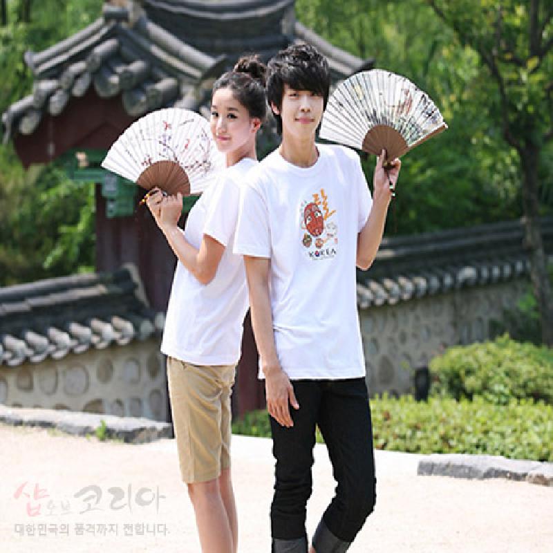 흰색 면 소재 티셔츠에 한지 느낌의 3D 발포 기법으로 표현된 전통 탈 문양과 한글 레터링이 어우러진 캐주얼 의류. 흰색 면 소재 티셔츠에 한지 느낌의 3D 발포 기법으로 표현된 전통 탈 문양과 한글 레터링이 어우러진 캐주얼 의류.