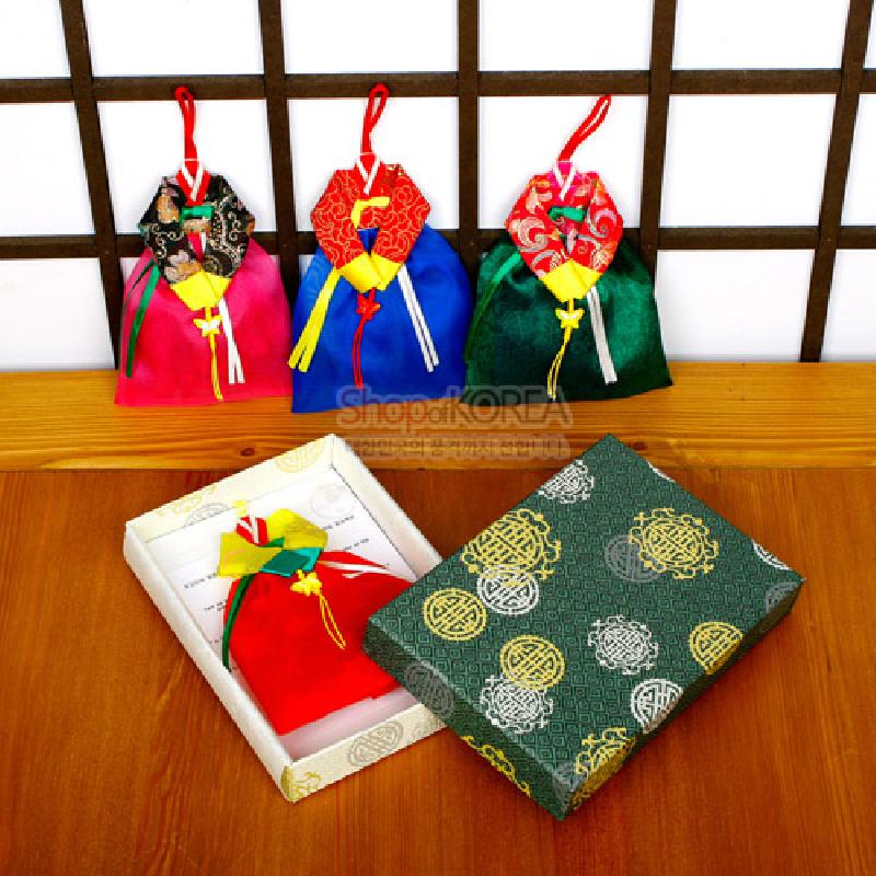 색동 한복 형태로 디자인된 비단 재질 벽걸이 향주머니, 전통 길상문과 색실 매듭장식이 조화된 공예품.