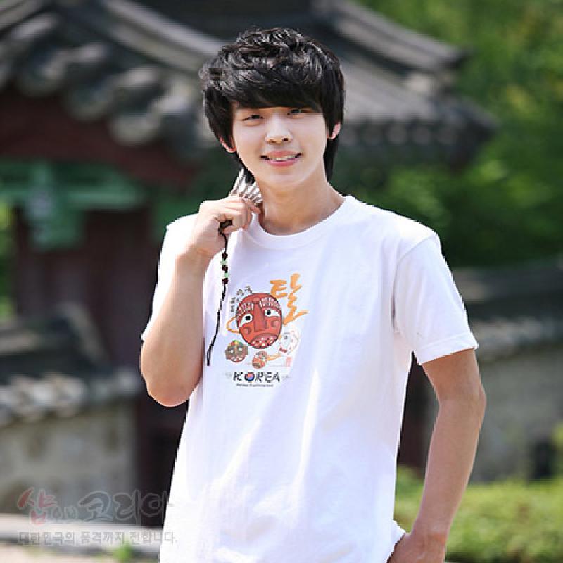 흰색 면 소재에 한국 탈 문양을 다채로운 원색으로 인쇄한 3D 입체 그래픽 티셔츠. 흰색 면 소재에 한국 탈 문양을 다채로운 원색으로 인쇄한 3D 입체 그래픽 티셔츠.