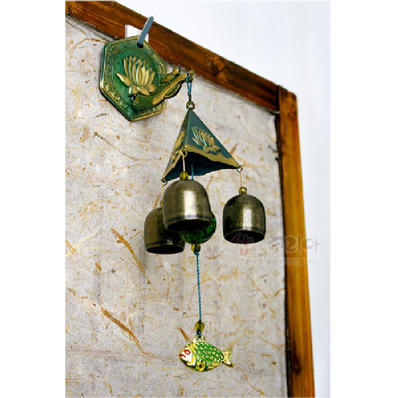 금속 삼각 지붕과 종, 연꽃 부조 문양과 옥색 계열 채색, 물고기 장식 추로 구성된 풍경종.