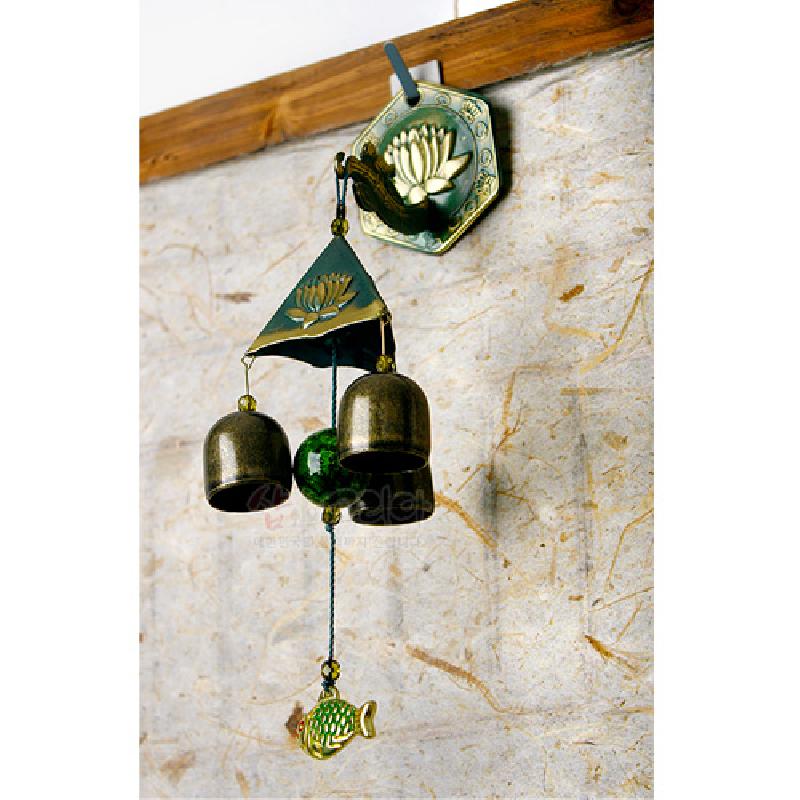 금속 재질의 삼각형 상단과 방울형 종, 연꽃 문양과 물고기 장식, 녹색 포인트 색상이 특징인 풍경종.