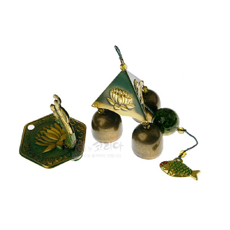 금속 재질의 삼각형 풍경종에 연꽃 부조 문양과 녹색 채색이 더해진 장식, 금속 어자 장식과 구슬 매듭 장식이 연결된 디자인.