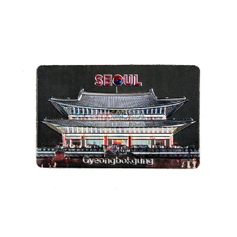 금속 재질 바탕에 흑색 배경과 형광 색채로 묘사된 경복궁 야경 일러스트가 돋보이는 직사각형 자석 메모홀더. 금속 재질 바탕에 흑색 배경과 형광 색채로 묘사된 경복궁 야경 일러스트가 돋보이는 직사각형 자석 메모홀더.