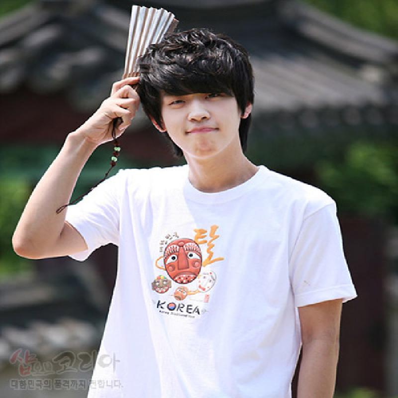 한지 느낌의 3D 발포 인쇄 기법으로 표현된 붉은 전통 탈 문양과 다채로운 색상의 탈 패턴이 특징인 면 티셔츠. 한지 느낌의 3D 발포 인쇄 기법으로 표현된 붉은 전통 탈 문양과 다채로운 색상의 탈 패턴이 특징인 면 티셔츠.