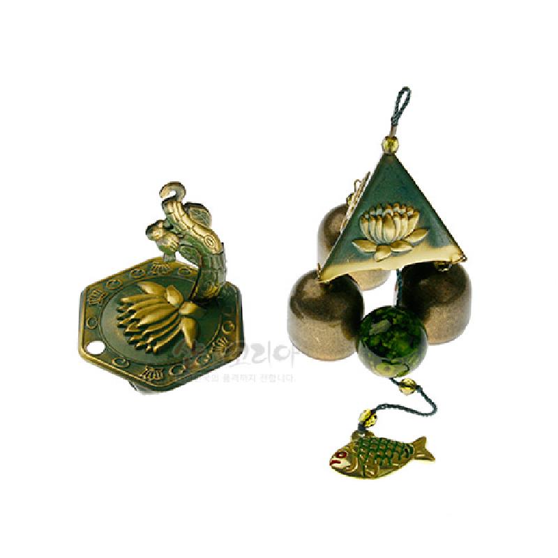 금속 소재에 녹청색과 황금색 채색을 더한 삼각 구조 풍경종, 연꽃과 물고기 문양 장식이 특징인 전통 공예품.