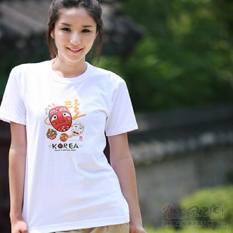 흰색 면 소재에 붉은 탈과 전통 문양을 컬러 프린트한 3D 입체 그래픽 반팔 티셔츠. 흰색 면 소재에 붉은 탈과 전통 문양을 컬러 프린트한 3D 입체 그래픽 반팔 티셔츠.