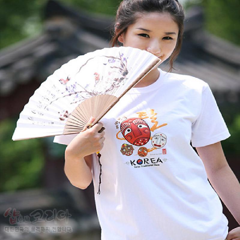 흰색 면 소재 티셔츠에 붉은 탈과 전통가면 문양을 컬러 프린트로 표현한 3D 입체 그래픽 디자인 상품. 흰색 면 소재 티셔츠에 붉은 탈과 전통가면 문양을 컬러 프린트로 표현한 3D 입체 그래픽 디자인 상품.