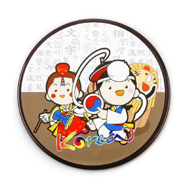 한글 배경 위에 한복과 사물놀이 캐릭터, 탈 문양이 그려진 원형 일러스트 컵받침.