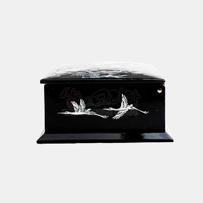 검은 옻칠 표면에 자개 상감 기법으로 학 문양을 넣은 사각형 명함함.