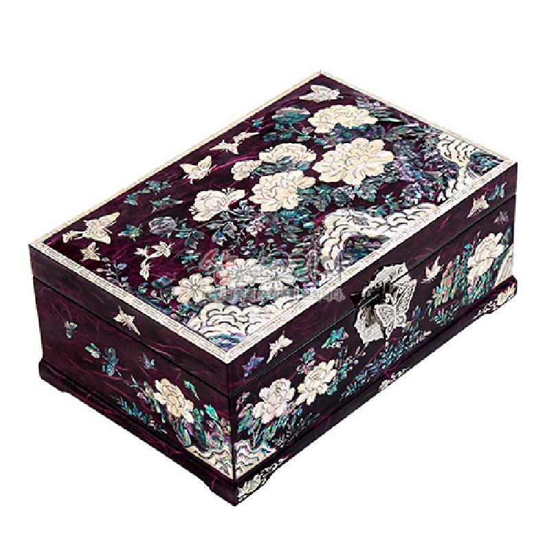 자색 옻칠 바탕에 자개 상감 기법으로 목단과 나비 문양을 정교하게 표현한 직사각형 보석함.