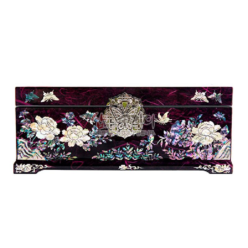 자주색 옻칠 바탕에 자개 상감으로 목단과 나비 문양을 넣은 직사각형 나전칠기 보석함.