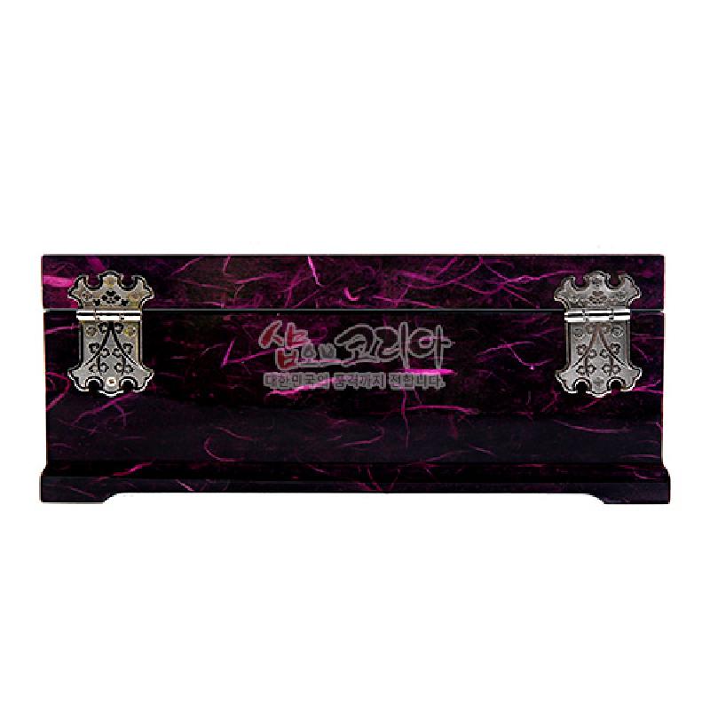 자색 한지 질감 위에 옻칠 마감된 직사각 보석함, 양쪽에 금속 장식 경첩이 강조된 디자인.