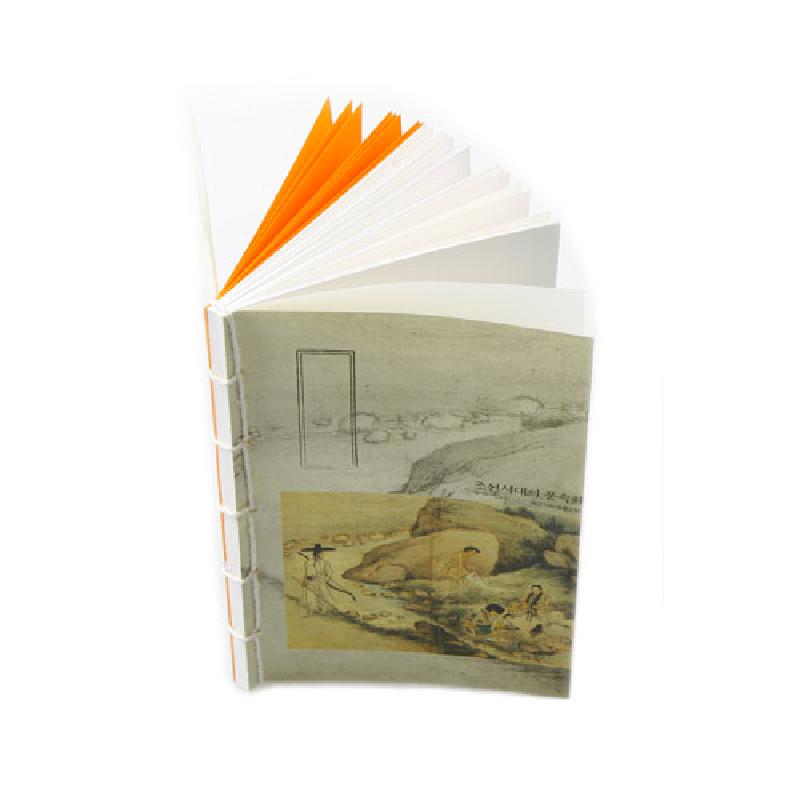 조선시대 계변가화 풍속화를 인쇄한 표지와 노출 제본으로 구성된 무지 연습장형 노트.