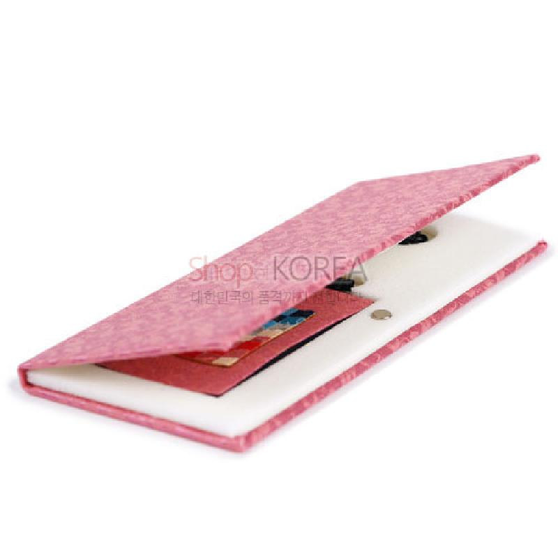 분홍색 전통 문양 천 커버와 내부에 여러 색 조각보 천 장식을 더한 책갈피 세트.