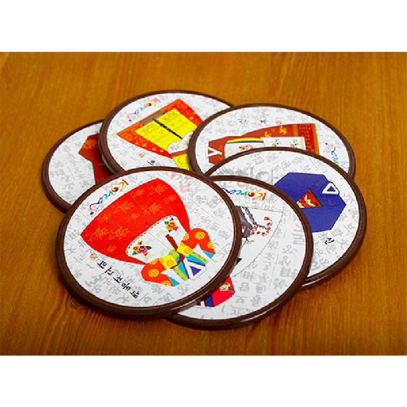 한글 배경 위에 화려한 한복 문양을 인쇄한 원형 컵받침 세트, 다채로운 색상의 일러스트 디자인.