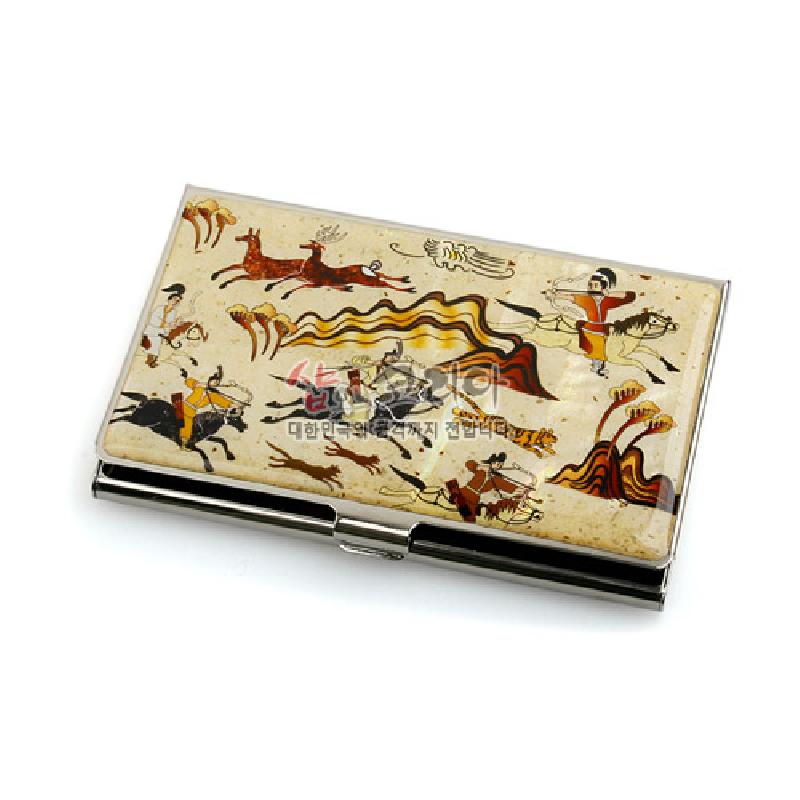 금속 기반 위에 베이지색 배경과 수렵도 풍속화 문양을 채색한 직사각형 명함집.