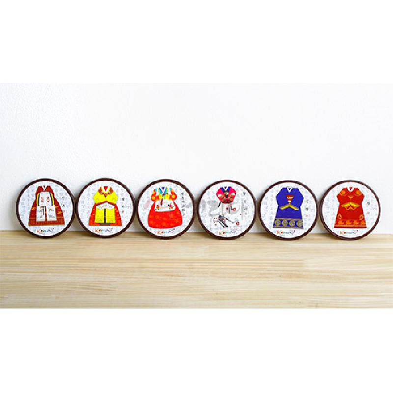 한지 느낌의 흰 바탕 위에 다양한 색상의 전통 한복 문양이 인쇄된 원형 컵받침 세트.