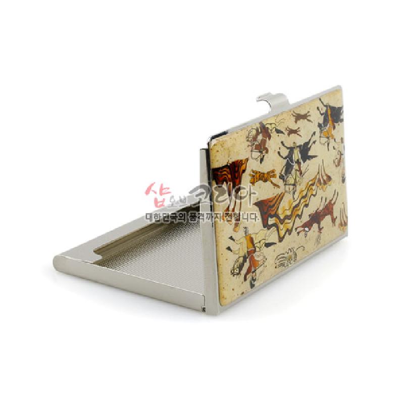 금속 재질 위에 크림색 바탕 수렵도 회화 문양을 인쇄한 직사각형 명함집.