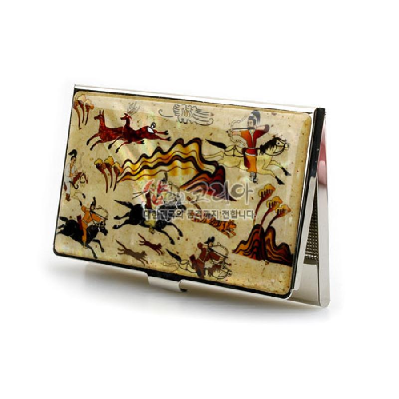 금속 케이스 위에 자개 바탕을 두고 수렵도 풍속 장면을 다채로운 적갈색·흑색 계열로 표현한 명함집.