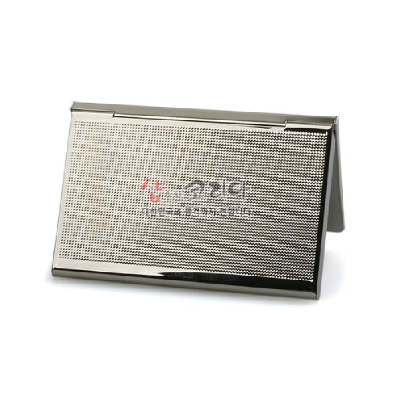 은은한 광택의 금속 소재에 미세한 점각 패턴이 촘촘히 새겨진 심플한 디자인의 명함집.