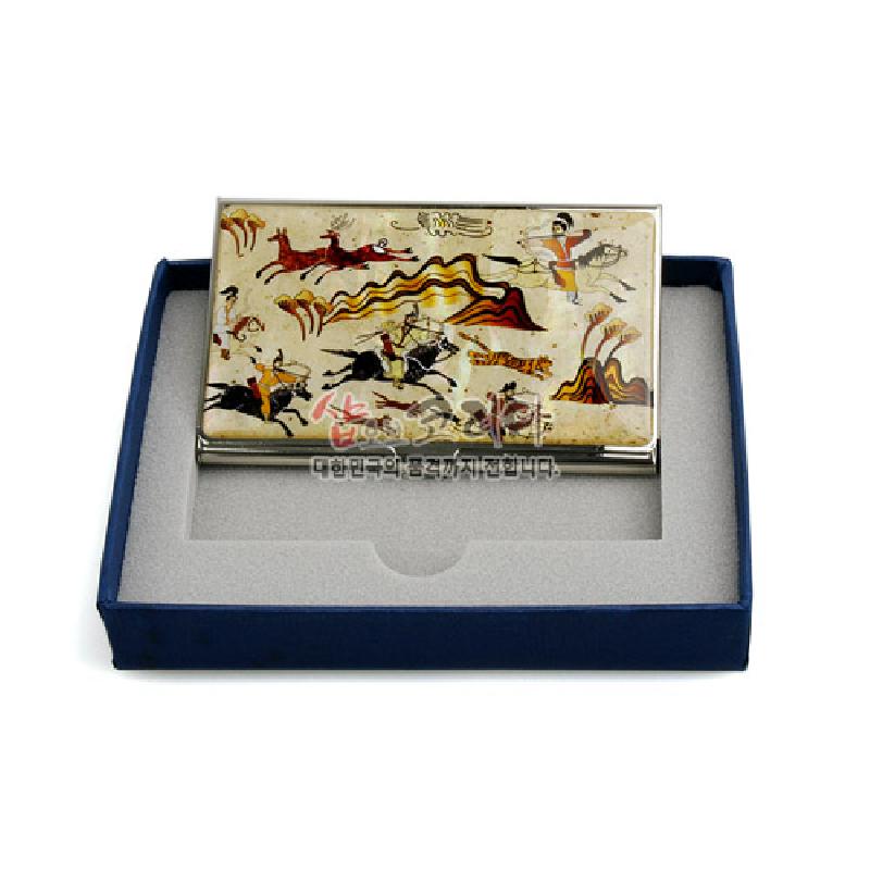 금속 재질 위에 고구려 수렵도 풍의 인물·말·사냥 장면을 다채로운 색감으로 담은 명함집.