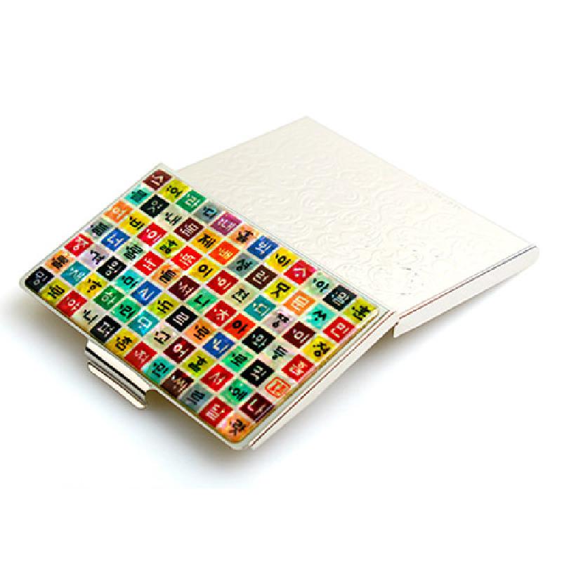 금속 재질 위에 다채로운 색상의 한글 자모 격자 문양을 에나멜 느낌으로 채색한 명함집.