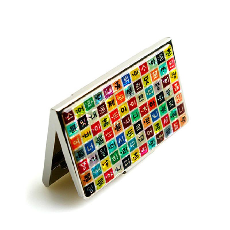 알루미늄 재질 위에 다채로운 색상의 훈민정음 자모 문자 격자 패턴으로 장식된 명함집.