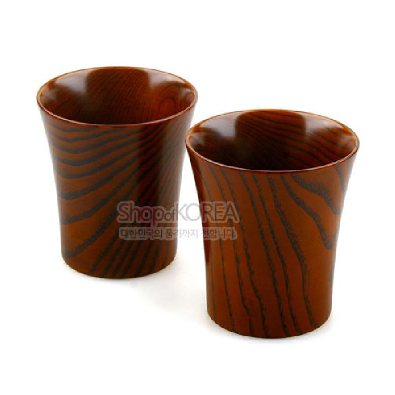천연 나무 재질 위에 옻칠 기법을 더한 갈색 계열의 잔 세트, 자연스러운 나뭇결 무늬가 강조된 디자인. 천연 나무 재질 위에 옻칠 기법을 더한 갈색 계열의 잔 세트, 자연스러운 나뭇결 무늬가 강조된 디자인.
