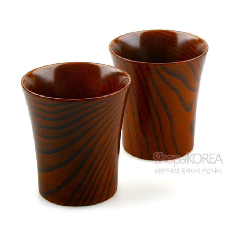 옻칠 마감된 목재 소재, 짙은 갈색 바탕 위 나뭇결 무늬가 살아 있는 원통형 나무잔 세트. 옻칠 마감된 목재 소재, 짙은 갈색 바탕 위 나뭇결 무늬가 살아 있는 원통형 나무잔 세트.