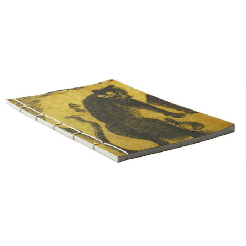 황토색 종이 표지에 흑색 호랑이와 박쥐 작호도 문양을 인쇄하고 노끈으로 제본한 전통 한지 노트. 황토색 종이 표지에 흑색 호랑이와 박쥐 작호도 문양을 인쇄하고 노끈으로 제본한 전통 한지 노트.