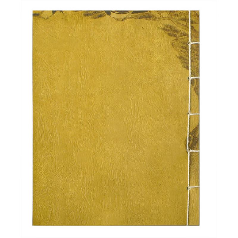 황색 한지 표지와 상단의 옅은 작호도 문양, 측면 노끈 배접 바느질이 특징인 전통 제본 노트. 황색 한지 표지와 상단의 옅은 작호도 문양, 측면 노끈 배접 바느질이 특징인 전통 제본 노트.