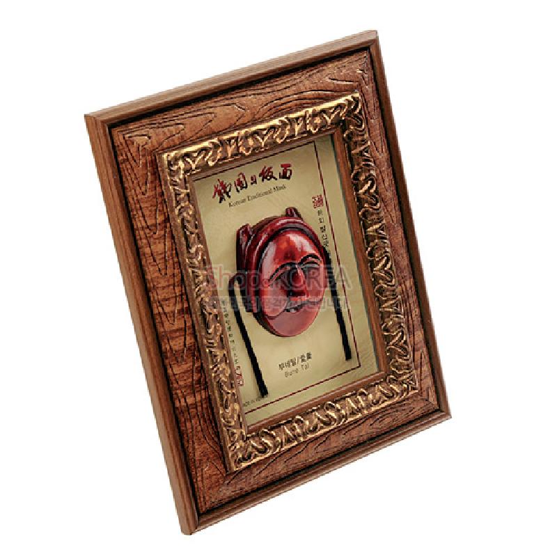 나무 재질 액자 속 붉은 목재 하회 부네탈 입체 장식과 금색 양각 문양 테두리가 어우러진 전통 탈액자.
