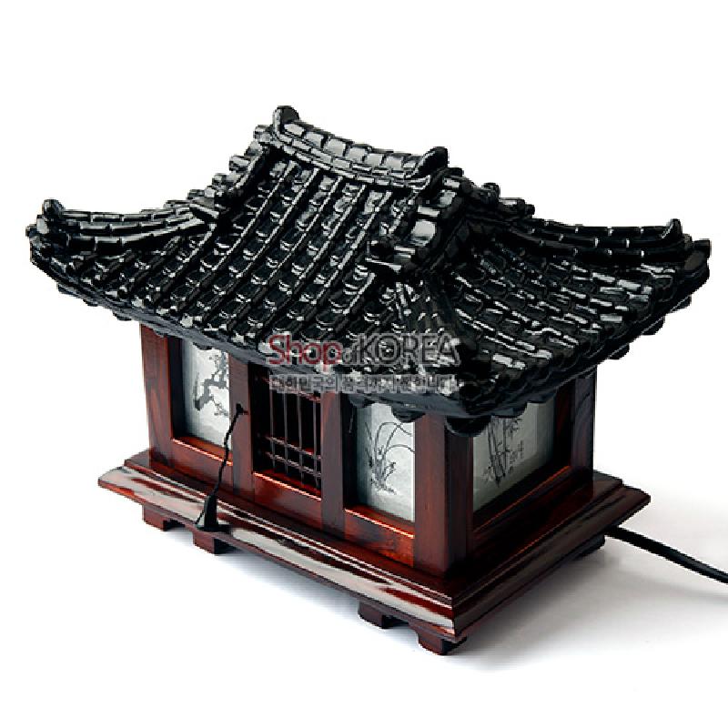 흑색 기와지붕과 짙은 목재 프레임에 한지 풍경화 창호를 더한 전통 가옥 형태 좌등 스탠드. 흑색 기와지붕과 짙은 목재 프레임에 한지 풍경화 창호를 더한 전통 가옥 형태 좌등 스탠드.