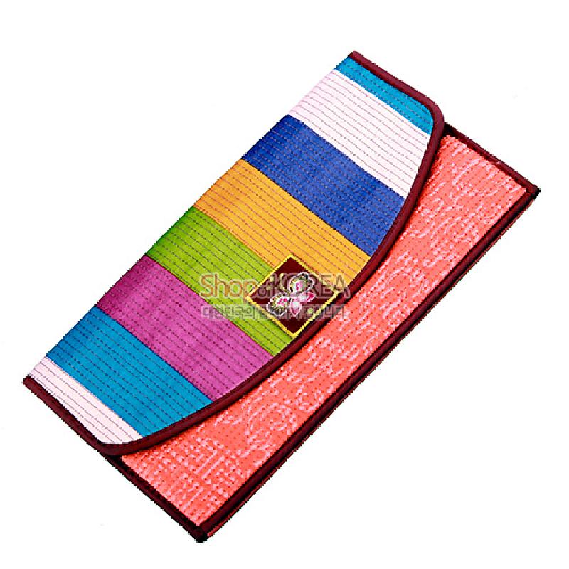 알록달록한 색동 비단과 촘촘한 누비 기법, 중앙 꽃자수 장식이 특징인 장지갑. 알록달록한 색동 비단과 촘촘한 누비 기법, 중앙 꽃자수 장식이 특징인 장지갑.