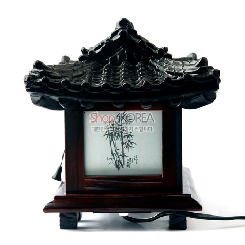 검은 기와 지붕 형태의 목재 좌등과 유리면에 흑백 대나무 문양이 장식된 스탠드형 조명. 검은 기와 지붕 형태의 목재 좌등과 유리면에 흑백 대나무 문양이 장식된 스탠드형 조명.